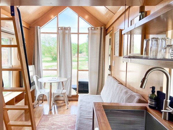 Deluxe Cabin | Living area