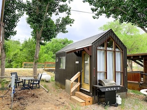 Tiny Home #3 | Blackout drapes, free WiFi, bed sheets - Cedar Creek Lodging & RV Park (Montrose)