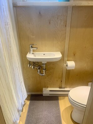 Chalet rustique Standard (Tiny Home #5) | Salle de bain | Serviettes fournies