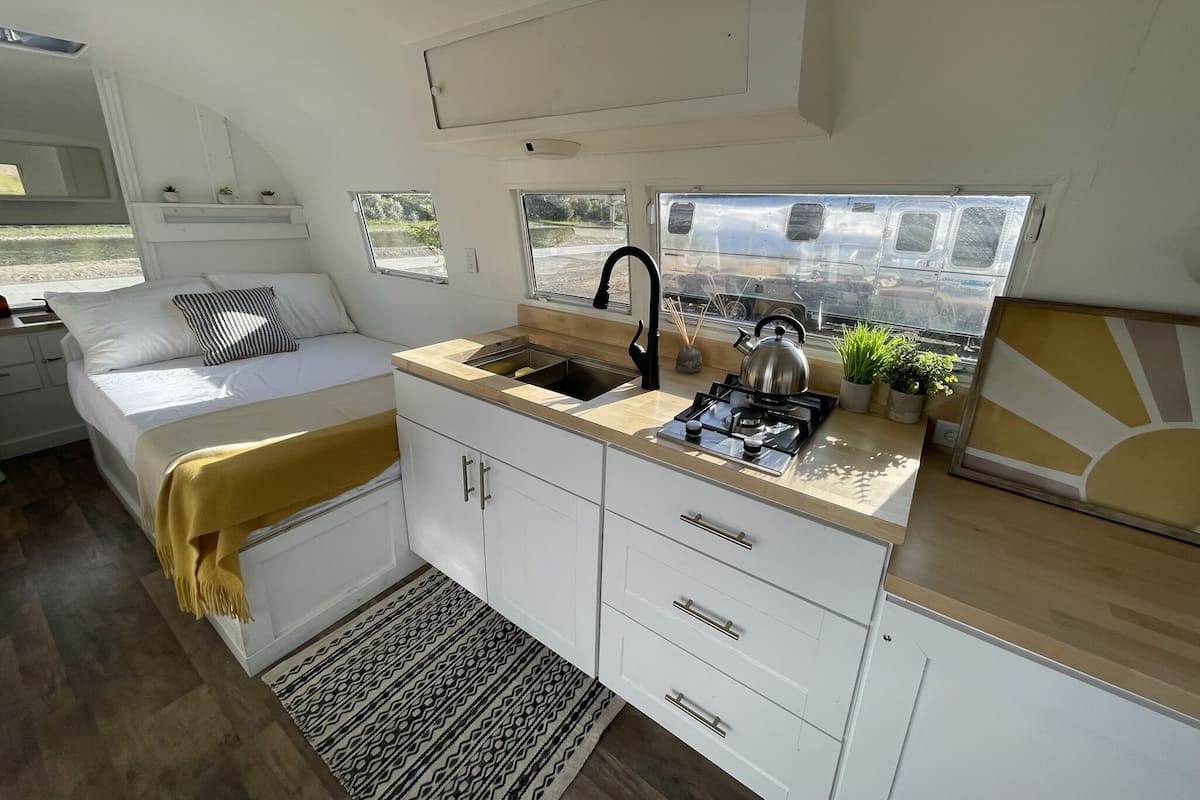 Vintage Airstream on the Colo. River (6) | Bathroom