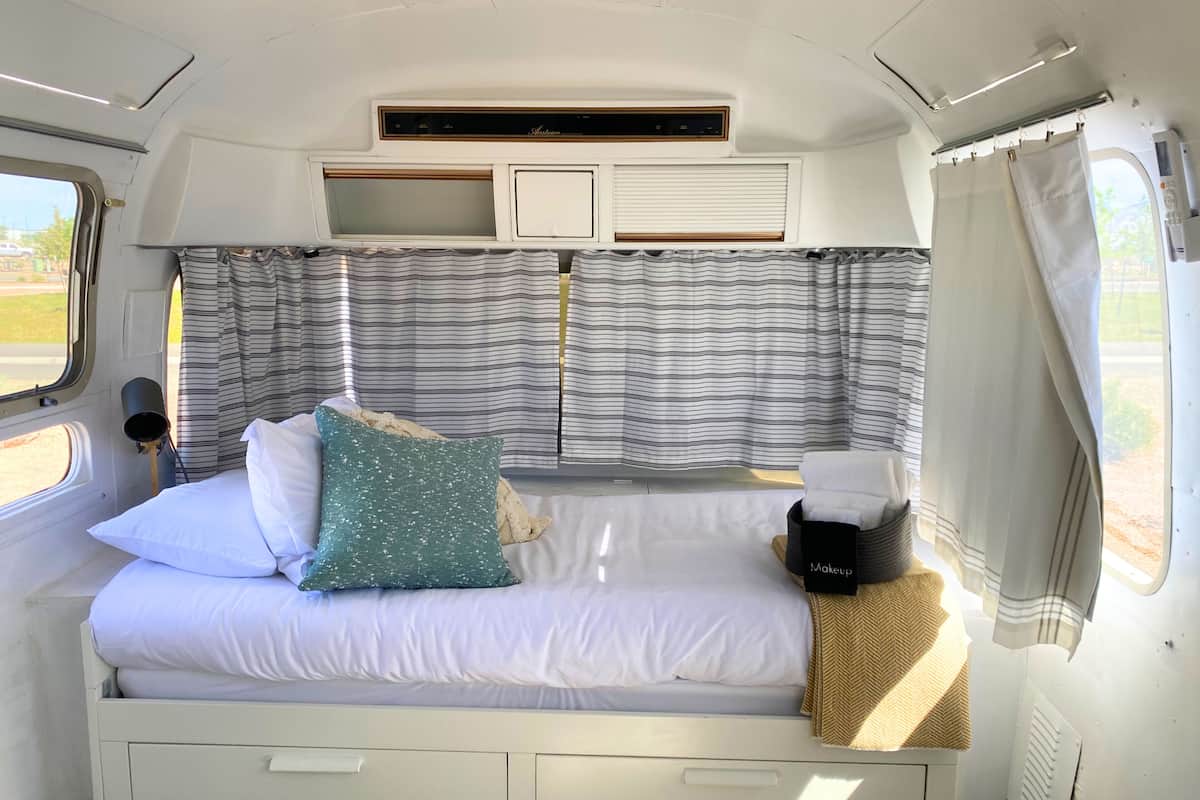 Beautiful Airstream on the Colo. River (4) | WiFi (free), individually decorated, bed sheets