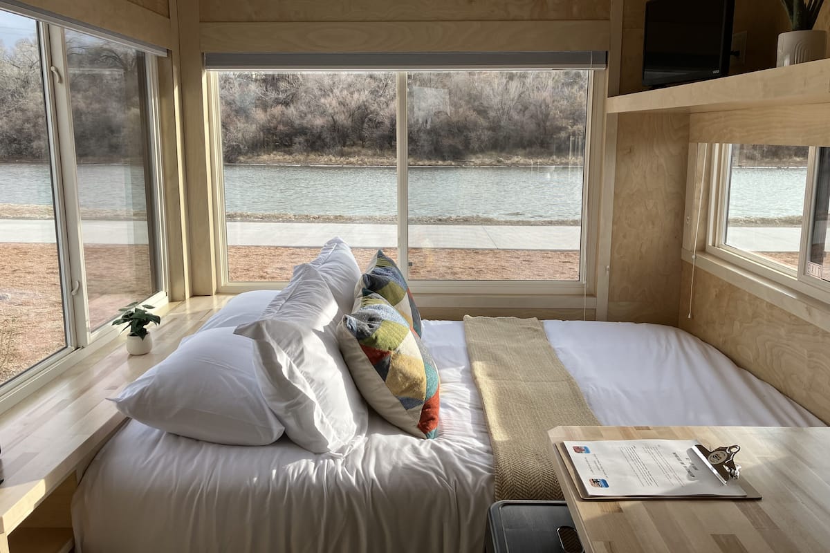 Roam On Tiny Home (Pet Free) | WiFi (free), individually decorated, bed sheets