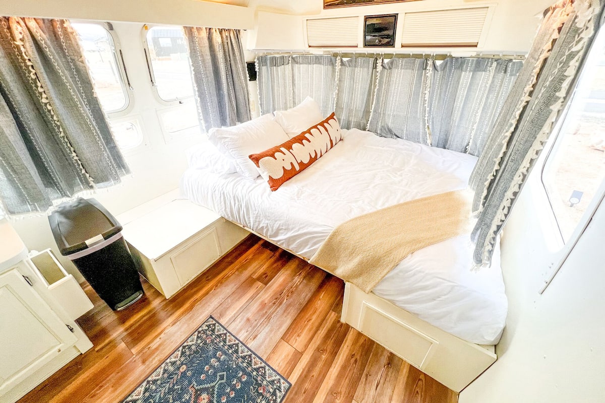 Beautiful Airstream on the Colo. River (3) | WiFi (free), individually decorated, bed sheets