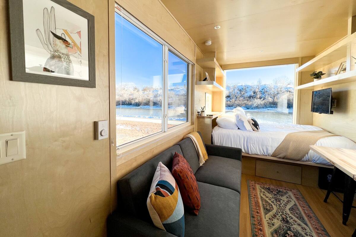 Lori Ruiz Tiny Home (15) | WiFi (free), individually decorated, bed sheets