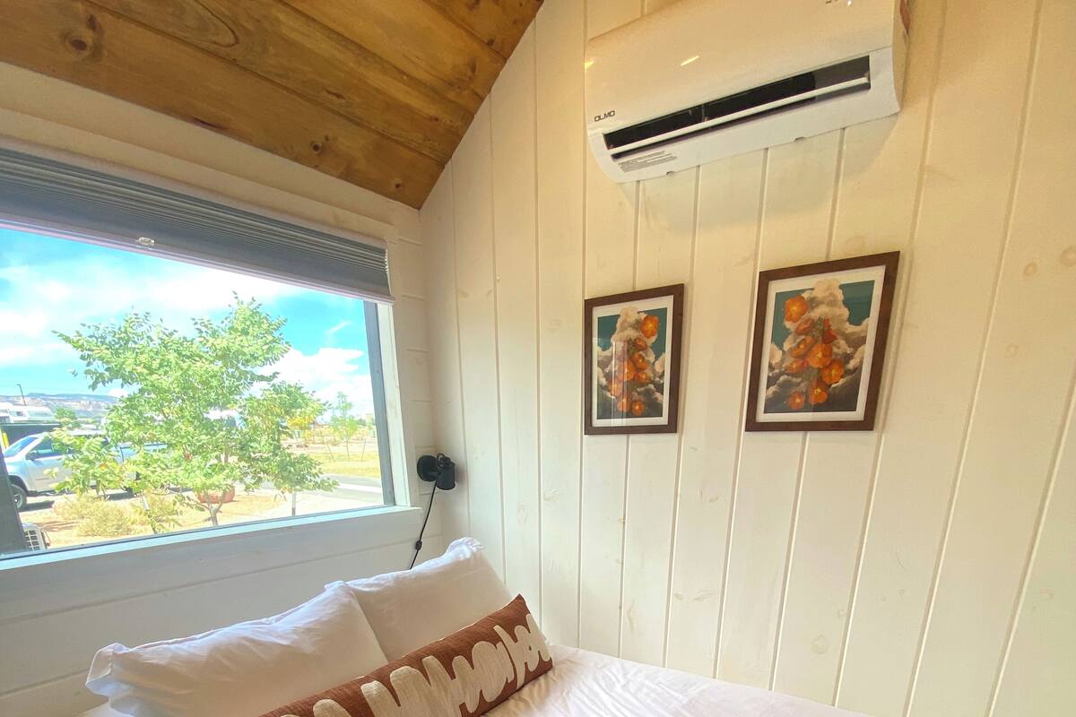 Modern Tiny Home on the Colo. River (10) | WiFi (free), individually decorated, bed sheets