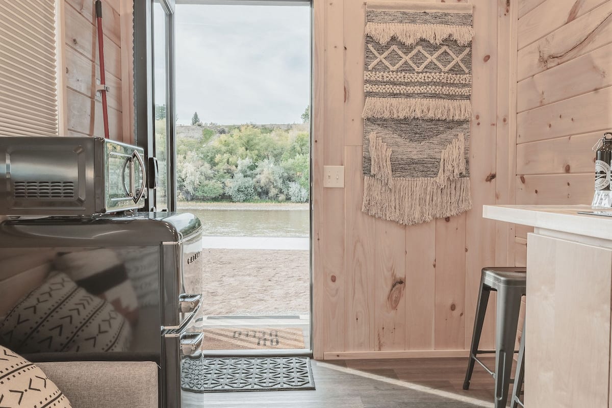 Modern Tiny Home on the Colo. River (12) | WiFi (free), individually decorated, bed sheets