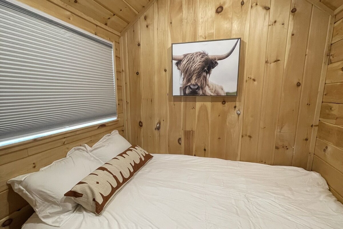 Modern Tiny Home on the Colo. River (11) | WiFi (free), individually decorated, bed sheets