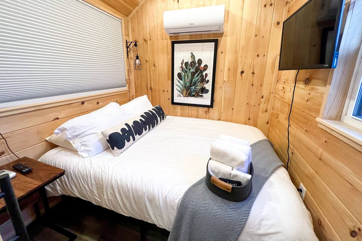 Geiman Tiny Home (9 | WiFi (free), individually decorated, bed sheets