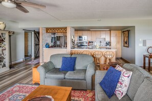 Televisie, een open haard en een kantoor