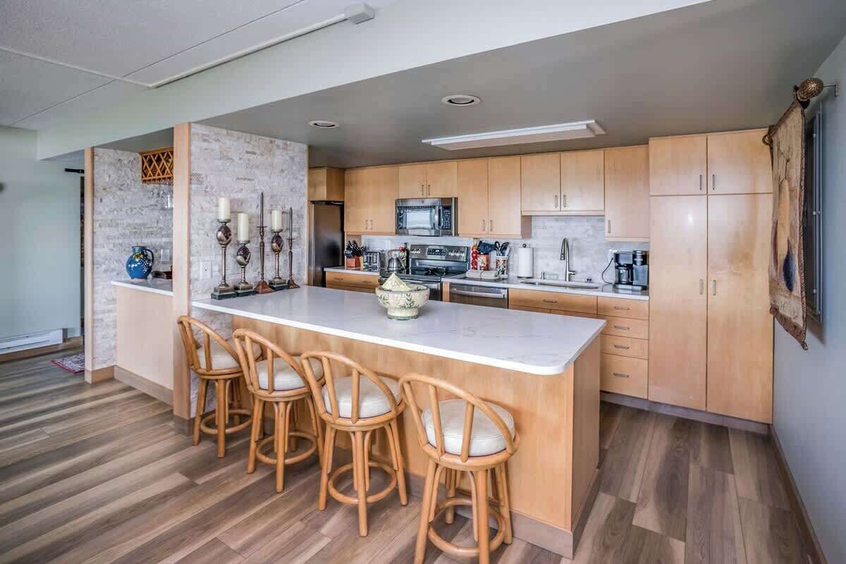 Een koelkast, een magnetron, een oven, een vaatwasser