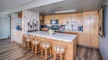 Een koelkast, een magnetron, een oven, een vaatwasser