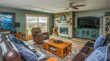 TV, caminetto, studio