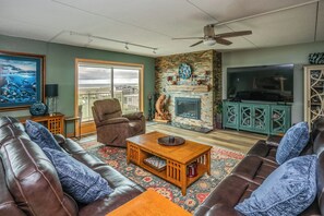 TV, fireplace, offices - Gearhart House G614 (Gearhart)