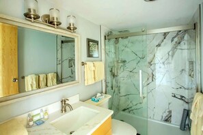 Een douche, een haardroger, handdoeken, shampoo
