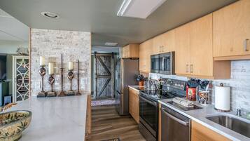 KĂŒhlschrank, Mikrowelle, Ofen, GeschirrspĂŒler