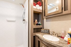 Amenidades de baño gratuitas, secadora de cabello, toallas 