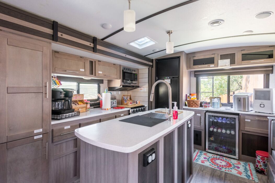 Jääkaappi, mikroaaltouuni, uuni, liesi