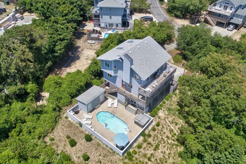 Delightful home with private pool, foosball & 3 resort pools - walk to  beach - Kitty Hawk | Vrbo