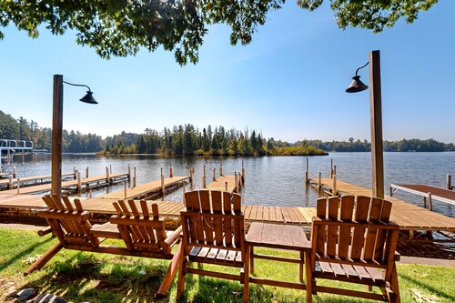 Lakefront resort retreat with screened porch, fireplace, pool, marina, & dining