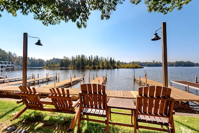Lakefront resort retreat with screened porch, fireplace, pool, marina, & dining