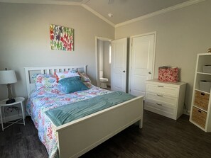 2 bedrooms, desk, travel cot, free WiFi