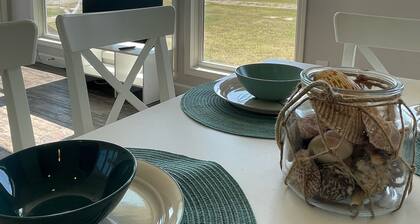 New! Drift away in Bayfront 2-bedroom Turquoise cottage