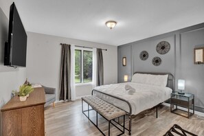 4 bedrooms, desk, iron/ironing board, travel crib