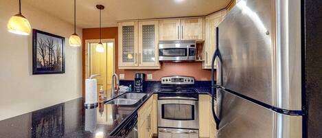 Kühlschrank, Mikrowelle, Ofen, Herdplatte