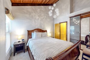 1 bedroom, Internet, bed sheets - Dog-friendly mountain gem with pool, hot tub, loft & patio - walk to the lift (Mammoth Lakes)