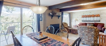 Beautiful mountain home steps to ski slopes with fireplace