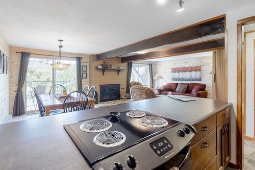 Beautiful mountain home steps to ski slopes with fireplace