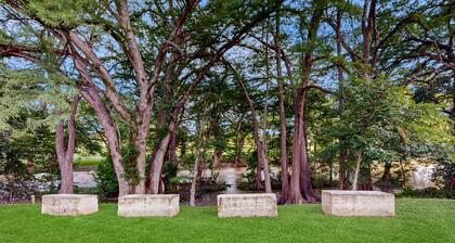 Condo by river & Schlitterbahn with pools, hot tubs, washer/dryer, central AC