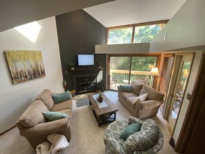 Smart TV, fireplace, books - Lakeview, End unit Condo!  Golf! Family! Private pool; 3 BR/3 Bath! Sleeps 8 (Galena)