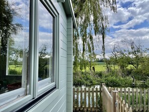 Property grounds - Beautiful studio style lodge, located in the Kent countryside (Canterbury)