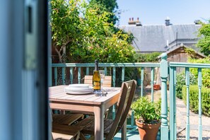 Outdoor dining - Quaint fisherman’s cottage tucked away in a quite Deal street (Whitstable)