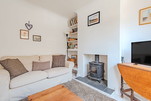 Quaint fisherman’s cottage tucked away in a quite Deal street