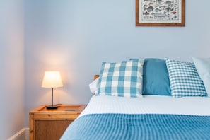2 bedrooms, iron/ironing board, WiFi