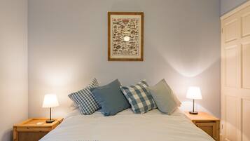 2 bedrooms, iron/ironing board, WiFi