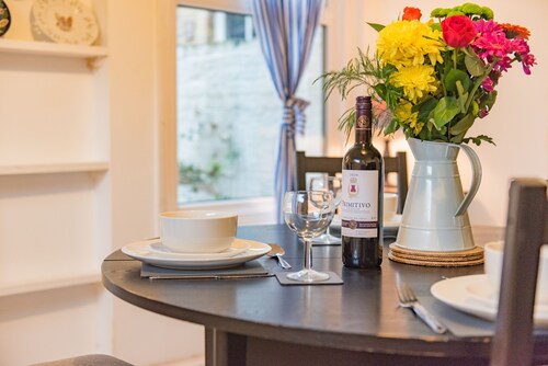 Quaint fisherman’s cottage tucked away in a quite Deal street