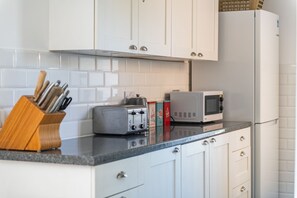 K ühlschrank, Mikrowelle, Ofen, Herdplatte