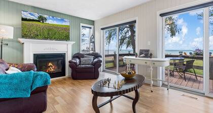 Lakefront Cottage on Private Beach