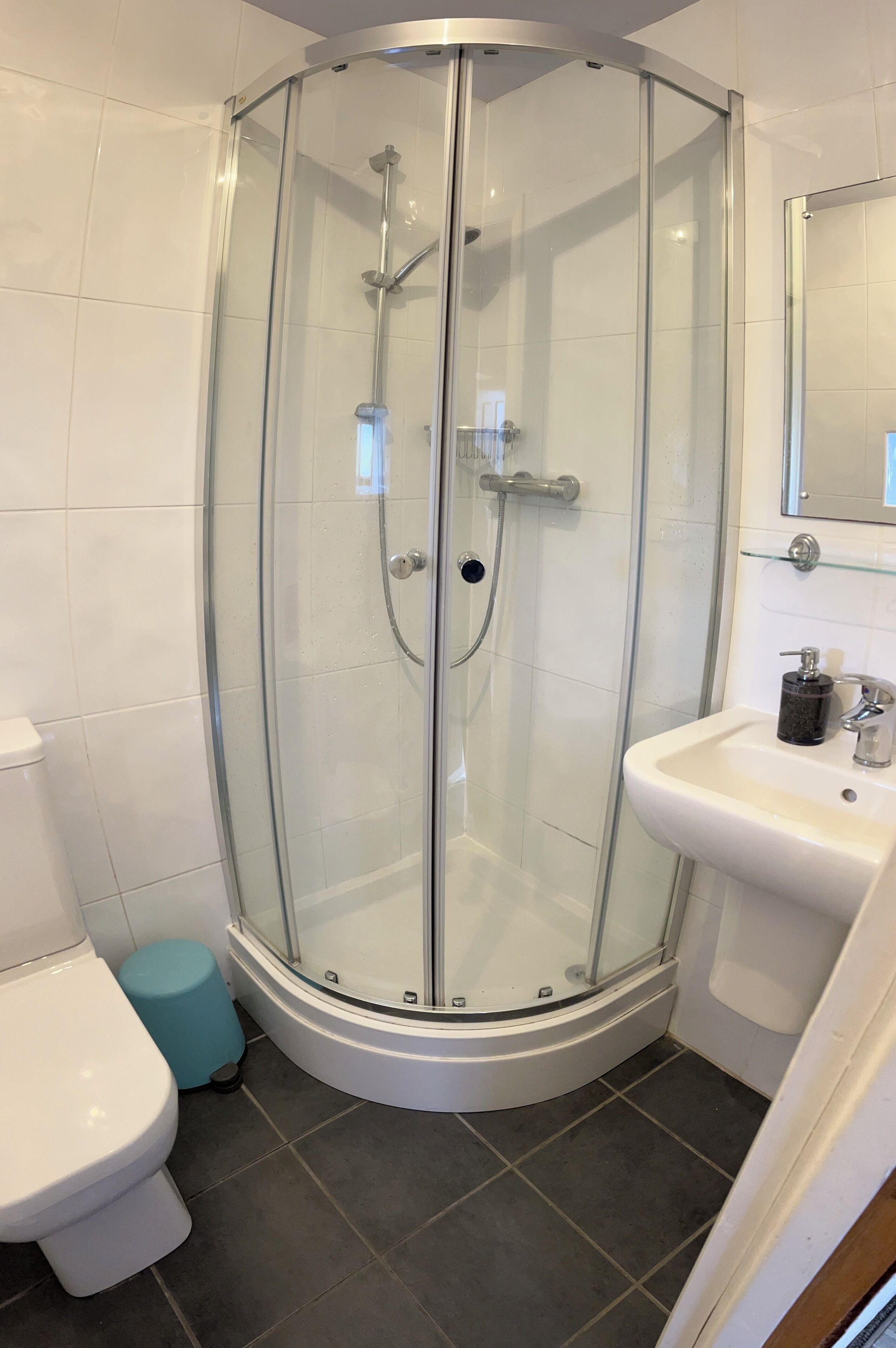 Douche, serviettes fournies, savon, papier toilette