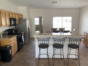 Jääkaappi, mikroaaltouuni, uuni, liesi