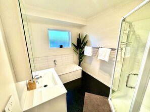 Baignoire, sèche-cheveux, serviettes fournies, savon