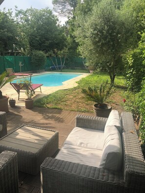 Una piscina al aire libre