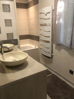 Bañera, secador de pelo, toallas, jabón