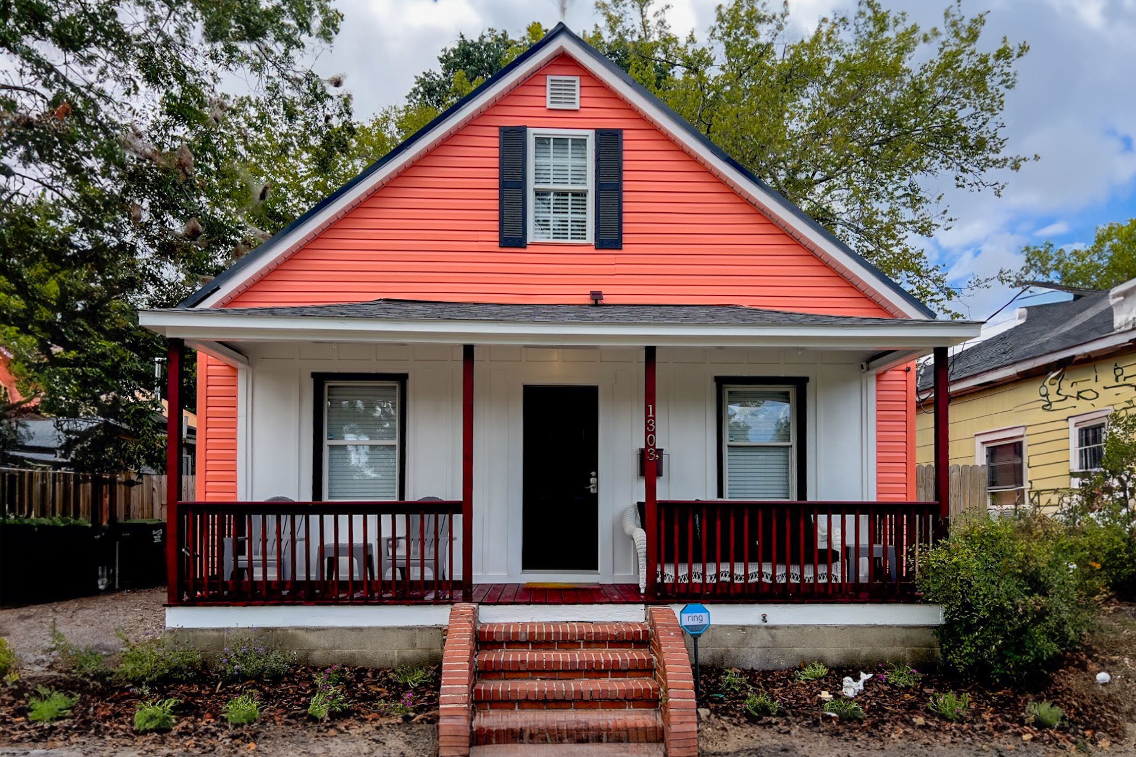 Dog-friendly cottage with front porch, washer/dryer, enclosed yard, desk, & AC