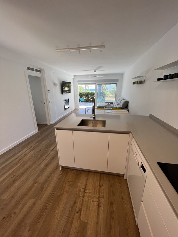 Jääkaappi, mikroaaltouuni, uuni, astianpesukone