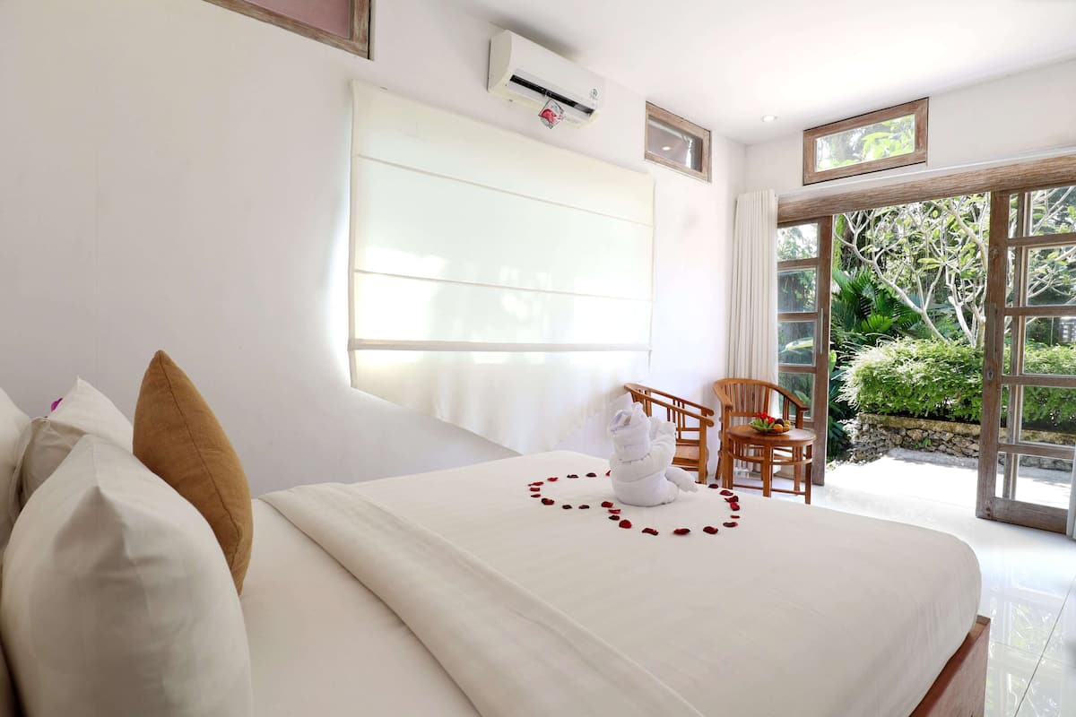 Deluxe Room | In-room safe, desk, WiFi (free), bed sheets