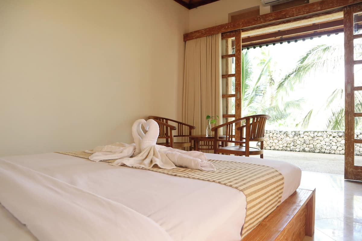 Deluxe Room, Valley View | In-room safe, desk, WiFi (free), bed sheets
